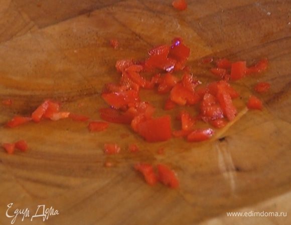 Перец чили, удалив семена, мелко нарезать.