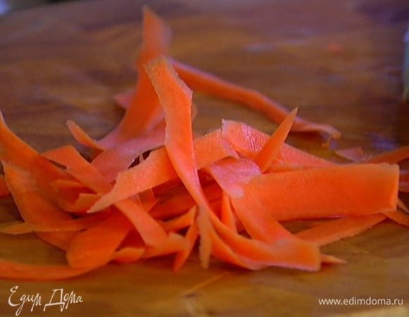 Морковь почистить и нарезать длинными тонкими полосками (можно воспользоваться овощечисткой).