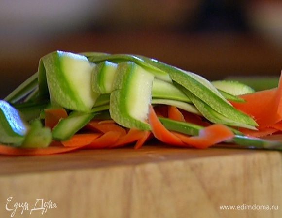 Кабачок вместе с кожицей и спаржу нарезать тонкими полосками.