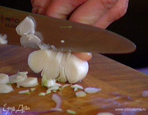 Чеснок почистить и мелко порубить.
