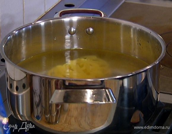 Макароны отварить в подсоленной воде (не переварить!).