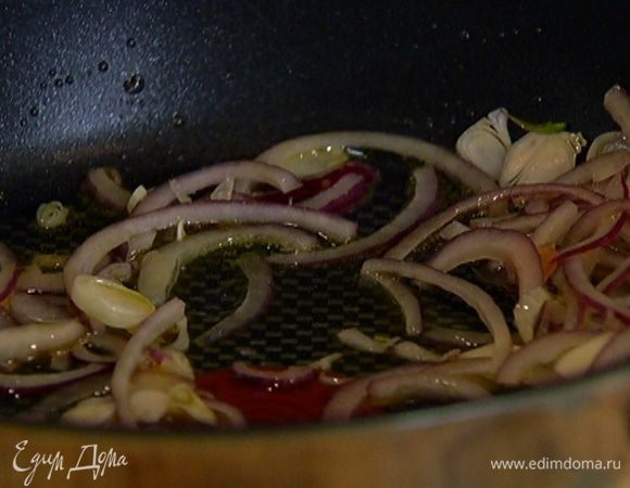 Разогреть в сковороде 2 ст. ложки оливкового масла и слегка поджарить лук и чеснок. 