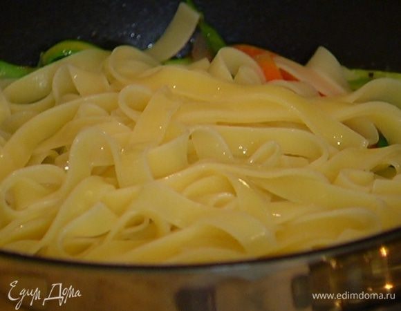 Когда овощи пропитаются маслом, влить вино, добавить макароны, посолить, поперчить, перемешать и прогреть еще немного.