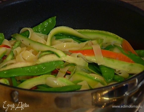 Готовые макароны с овощами присыпать сыром и перемешать.