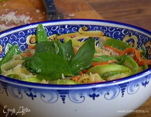 Украсить листьями базилика и сбрызнуть оставшимся оливковым маслом.