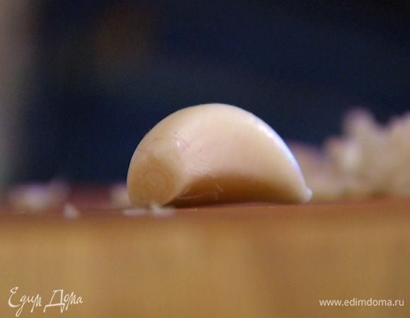 Чеснок почистить.