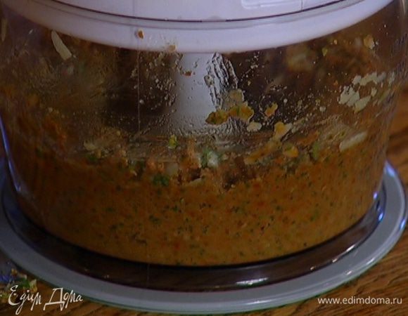 Приготовить соус песто: вяленые помидоры, пармезан, кедровые орехи, чеснок и базилик поместить в блендер, посолить, влить 3 ст. ложки оливкового масла и все измельчить. 