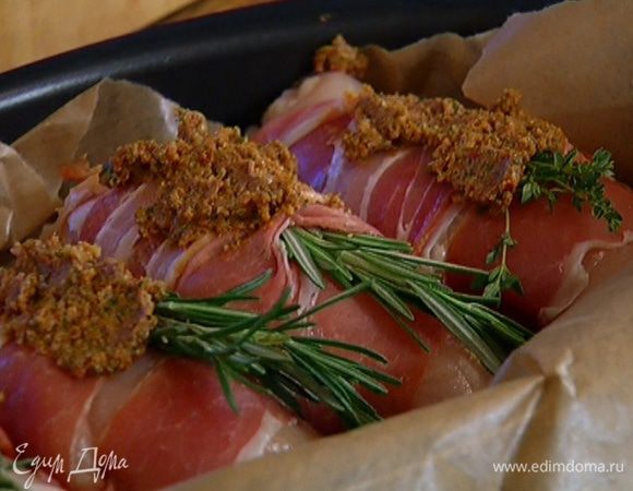 Веточки тимьяна и розмарина воткнуть под ветчину, смазать грудки оставшимся песто, сбрызнуть оливковым маслом.