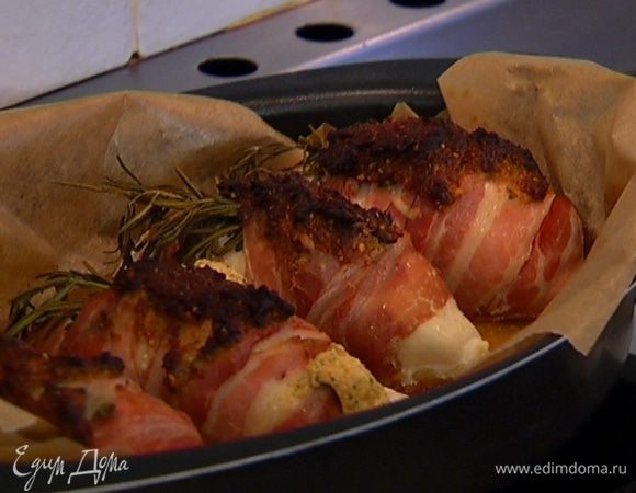 Выстелить противень бумагой для выпечки, выложить куриные грудки и отправить в разогретую духовку на 30–35 минут. 