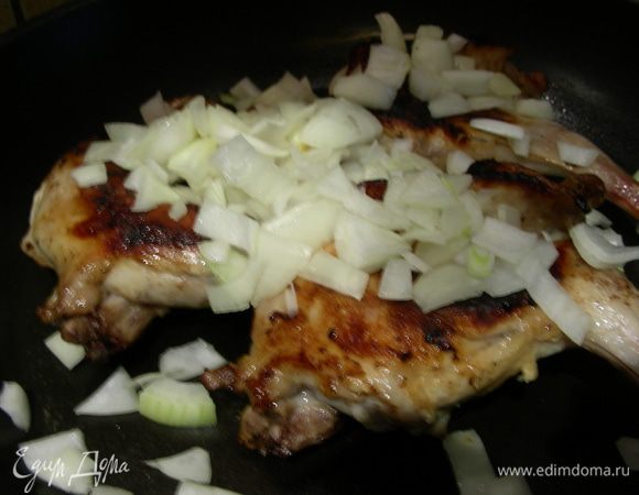 Далее в рецепте предлагалось вернуть кролика на сковороду и там тушить в молоке. Я так и сделала, уже после я подумала, что, наверное, можно было его и дальше в духовке готовить, добавив лук и молоко. Так вот: рубим лук и добавляем его к кролику, готовим минут 5.
