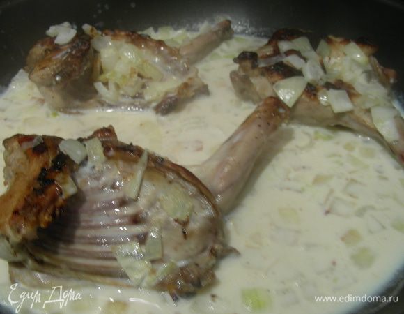 Затем вливаем молоко и томим на небольшом огне минут 30, время от времени переворачивая кусочки. 
