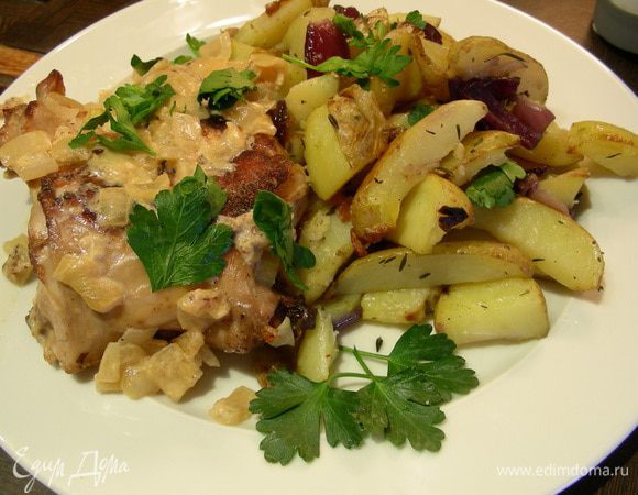 Раскладываем кролика по тарелкам и подаем с гарниром по Вашему вкусу, посыпав петрушкой. В оригинале предлагалось с отварной чечевицей; у меня был картофель, запеченный с красным луком, чесноком, розмарином и тимьяном. Приятного аппетита))