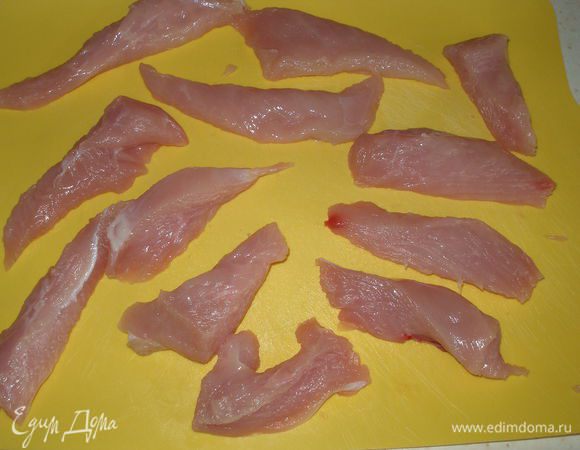 Филе нарезать удлиненными кусками. 