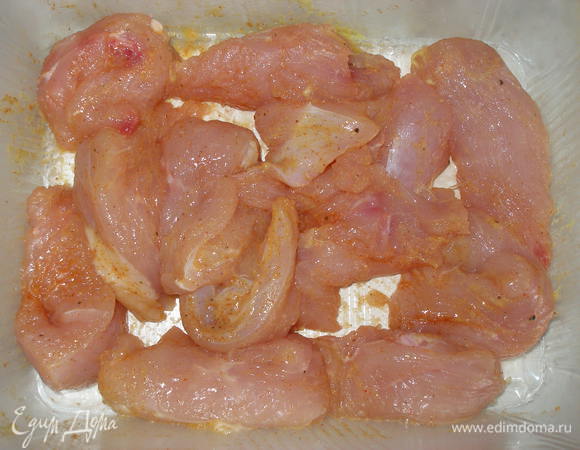 Мясо перемешать с солью, перцем, сахаром, горчицей, чесночным порошком (если хотите), паприкой.