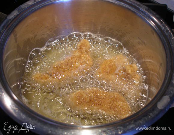 Обжариваем "пальчики" с обеих сторон в большом количестве масла до золотистого цвета. Выложить  "пальчики" на салфетки, чтобы "ушел" лишний жир. 