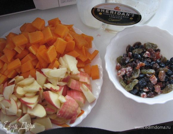 приготовить начинку: тыкву порезать кубиками, яблоки порезать, изюм замочить в ликере