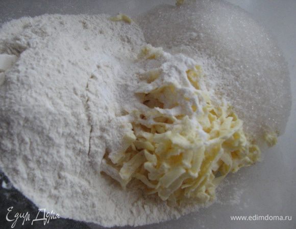 все ингредиенты для теста ссыпать в чашку 