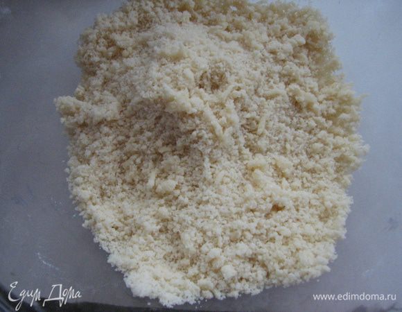 и руками замесить тесто в виде рассыпчатой крошки и поставить готовое тесто в холодильник на 15 минут