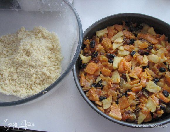 форму для выпечки смазать маслом и на дно выложить фруктовую массу, а сверху тесто слоем, разровнять по окружности