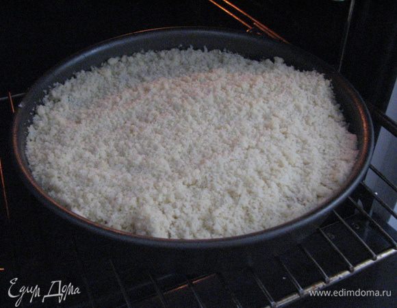 разогреть духовку до 180-200 градусов и туда пирог. готовим до запекания