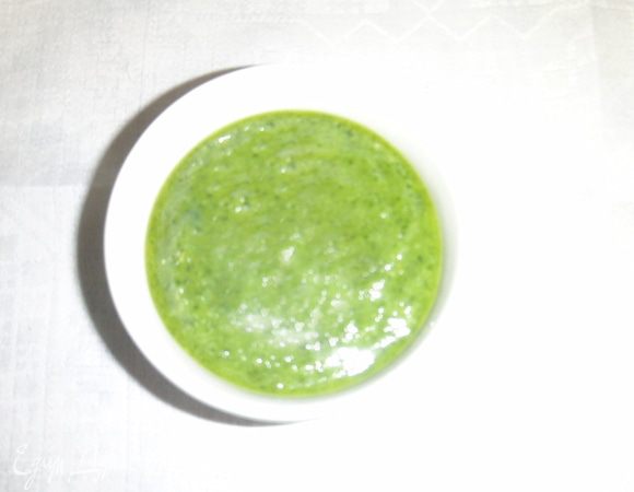 базилик, чеснок, орехи и оливковое масло поместить в блендер и пюрировать. Затем посолить и поперчить по вкусу. Добавьте в блендер сыр порезанного палочками  и включить еще на несколько секунд чтобы получилась однородная масса.