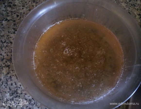 Приготовить сливочный крем: 
Белый шоколад поломать на кусочки, поставить на водяную баню и растопить. Из сахара и воды сварить сироп. Капля сиропа не должна растекаться на тарелке.. Дать остыть.