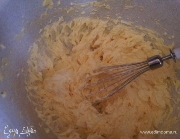 Желтки взбить. продолжая взбивать добавить сахарный сироп, размягченное сливочное масло и растопленный белый шоколад.