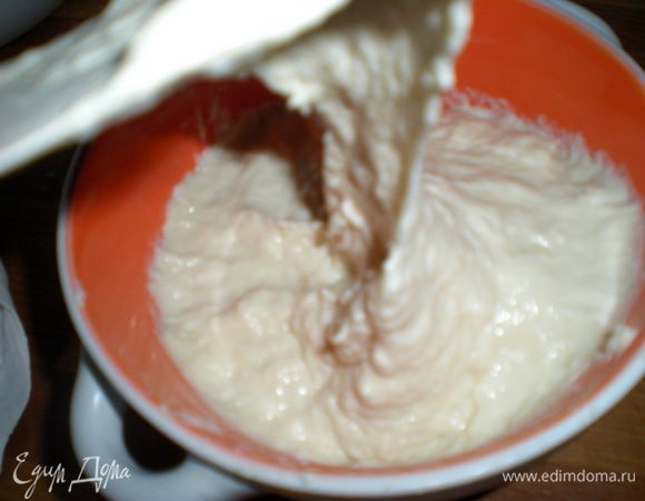 Все ингредиенты для первого этапа сложить в миску,хорошенько перемешать.Накрыть миску пленкой,закрепить резинкой и оставить в теплом месте на 48 часов.Начнётся брожение,тесто начнет пузыриться,издавать сильный алкогольный запах,верх теста потемнеет.Это хорошие признаки,значит начали расти собственные дрожжи.Для того,чтобы они росли и размножались их нужно кормить.Для этого у нас второй этап.