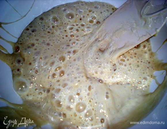 Добавить в забродившее тесто муку и воду,предназначенные для второго этапа.Хорошенько перемешать и закрыть плёнкой,закрепив резинкой.Оставить в том же теплом месте ещё на сутки.Тесто должно подняться и издавать сладковатый запах.Теперь можно переходить к третьему этапу.