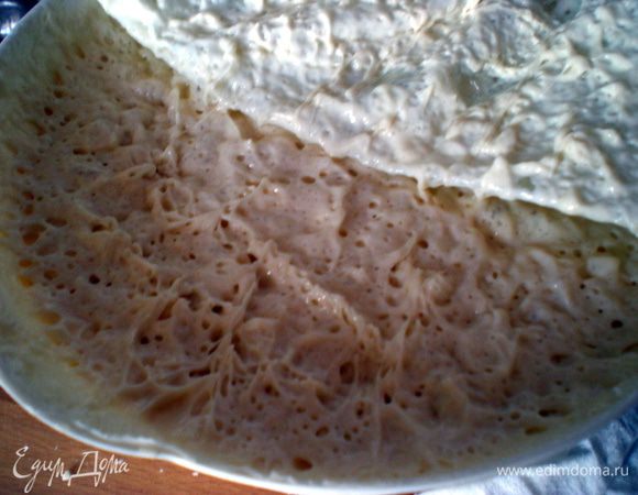 Теперь нам нужно немного замедлить брожение и дать ему созреть.Миску с тестом нужно переместить из теплого места в более прохладное.Примерно на 10градусную температуру.Оставить тесто там на два дня,если хотите вкус хлеба покислее,то можно оставить и на 5 дней.