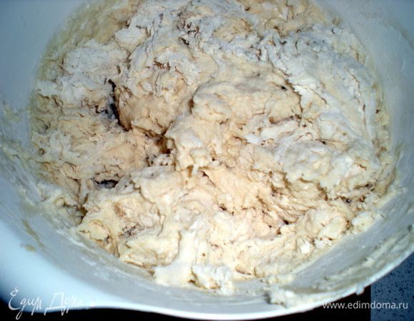 Замесить крутое тесто из закваски и муки.Месить будет тяжело,но не останавливайтесь.