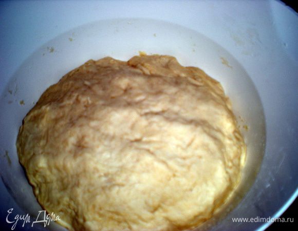 Тесто  быстро приобретает нормальный вид,но остается достаточно крутым.