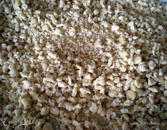 Противень застелить бумагой для выпечки.Раскрошить максимально мелко тесто по всей поверхности противня.Поставить противень в духовку на 2-3 часа при температуре 30-50гр для подсушки.