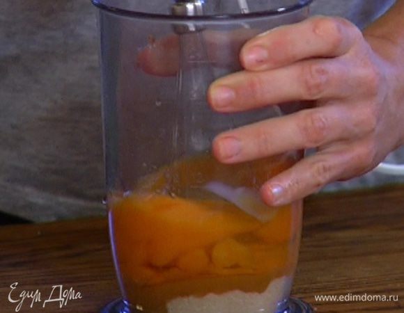 Яйца с 75 г сахара взбить миксером в пышную массу.