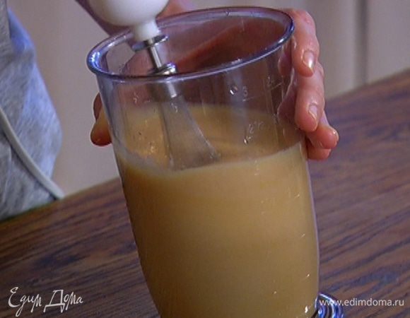 Продолжая взбивать, влить ванильный экстракт. 