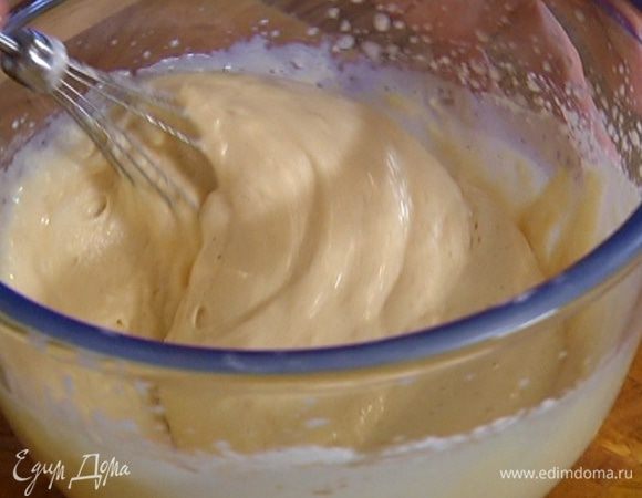 Венчиком, движениями снизу-вверх, вмешать в тесто муку.