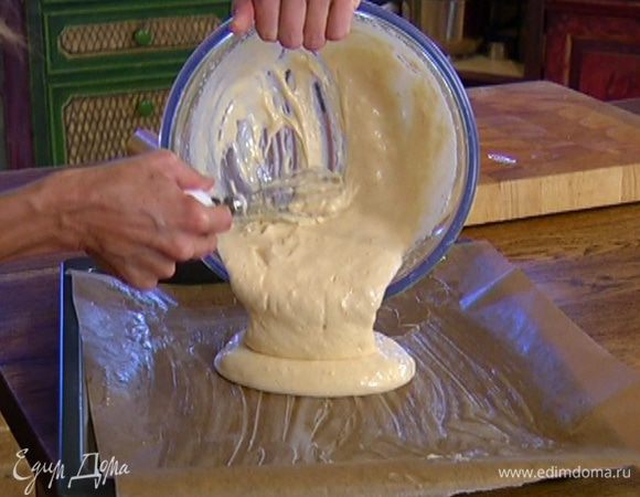 Противень выстелить бумагой для выпечки, смазать ее сливочным маслом, распределить тесто так, чтобы получился прямоугольник, и отправить в разогретую духовку на 6–7 минут.