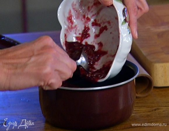 Варенье налить в небольшую кастрюлю и слегка прогреть на медленном огне.