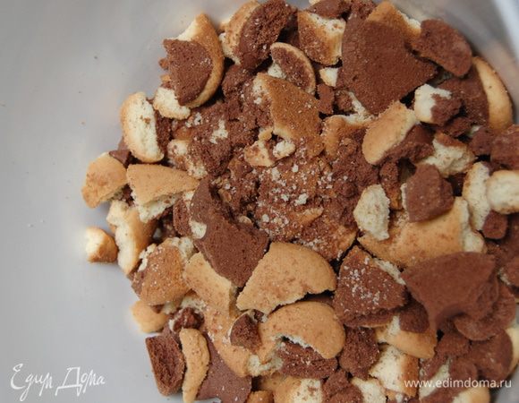 Печенье разламываем на небольшие кусочки.