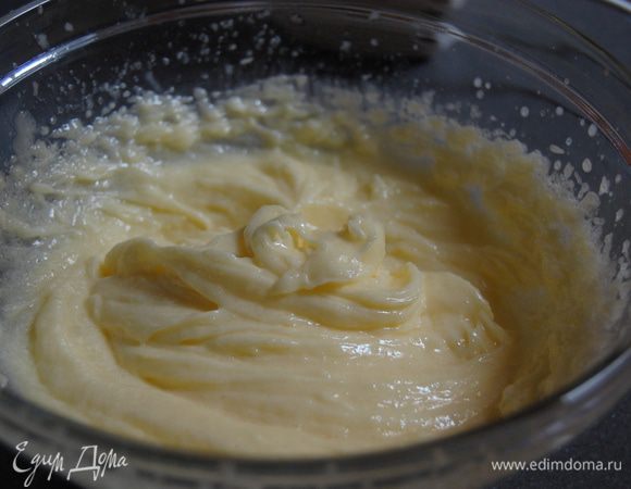 В полученную массу добавить яйцо,перемешать.Затем добавляем шоколад.