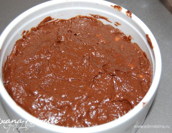 Поместить массу в форму диаметром 20 см,хорошо утрамбовать и даем застыть.  