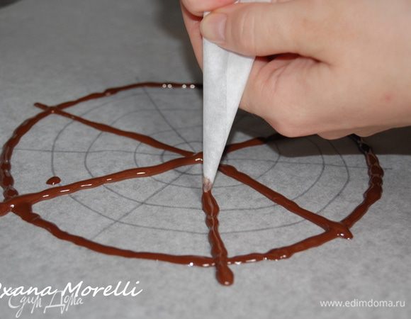 Украшение можно сделать по желанию или как в книге у Селезнева украсить глазурью.Для этого берем 100г шоколада и 1 столовую лож.растительного масла.Растопить шоколад и соеденить с маслом,равномерно распределить по верху торта.Дать застыть.