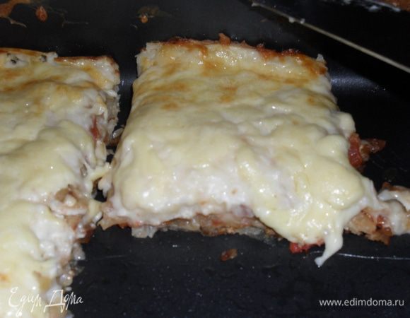 В форму выкладывать слоями: лаваш - мясо -лаваш - помидоры с луком -лаваш - мясо и т.д. Все залить соусом и обильно посыпать тертым сыром. Запекать 30 минут в духовке при температуре 180 градусов.  