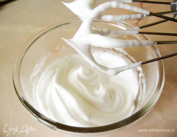 Белки взбейте с оставшимся сахаром до устойчивых пиков.