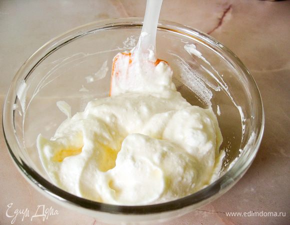 Смешайте белки и желтки.