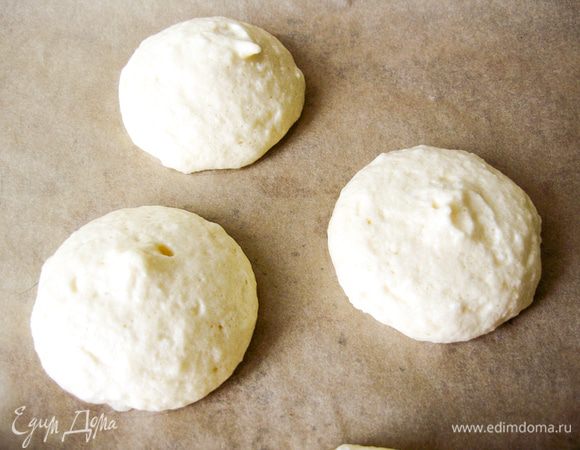 Отсадите на противень 20 кружков диаметром 6–7 см. Выпекайте в разогретой до 180–200°C духовке 20–25 мин.