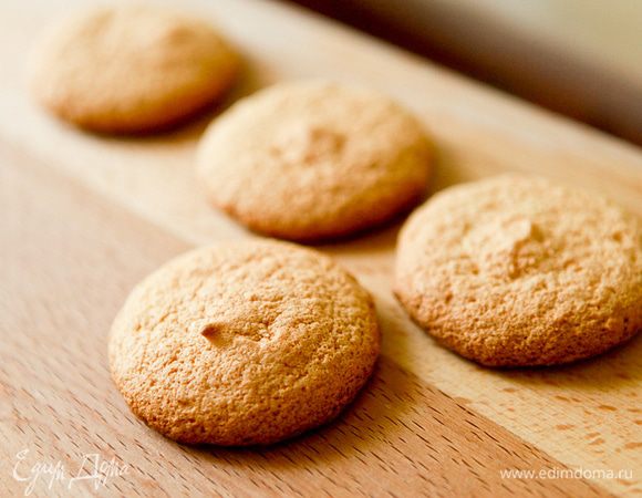 Дайте остыть бисквиту, не доставая его из духовки.