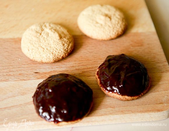 Шоколад растопите на водяной бане, добавьте сливки, хорошо перемешайте. Покройте глазурью 10 бисквитов.