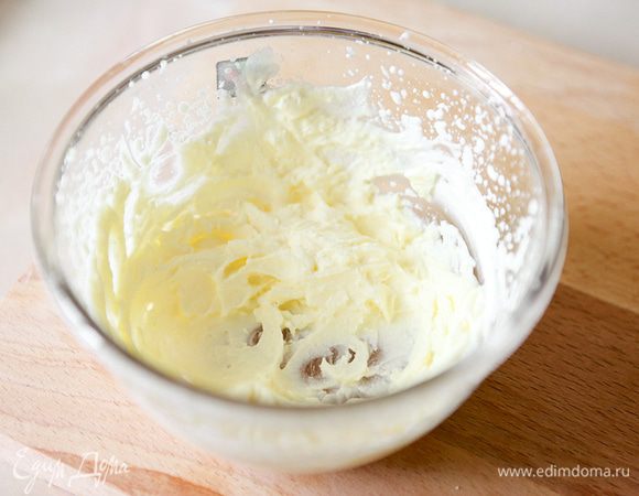 Взбейте сливки с сахарной пудрой. На оставшиеся бисквиты отсадите взбитые сливки, накройте глазированными бисквитами.