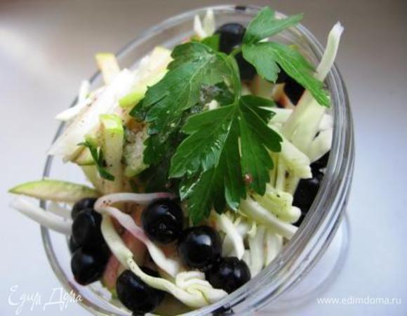Капусту, яблоки и лук нашинковать. Черную смородину промыть и обсушить (в моем случае разморозить).Все продукты выложить на листья салата и полить заправкой. Заправка - Смешать раст. масло, сахар, лимонный сок. Посолить, поперчить.